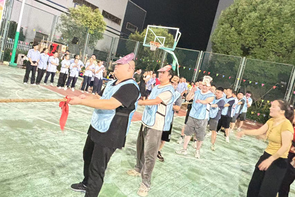 奇亿金属趣味运动会拔河比赛现场特写